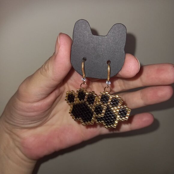 Beaded Paw Print Earrings – 💕 Gift for the pet moms – 18K gold plated hooks - Picture 4 of 6